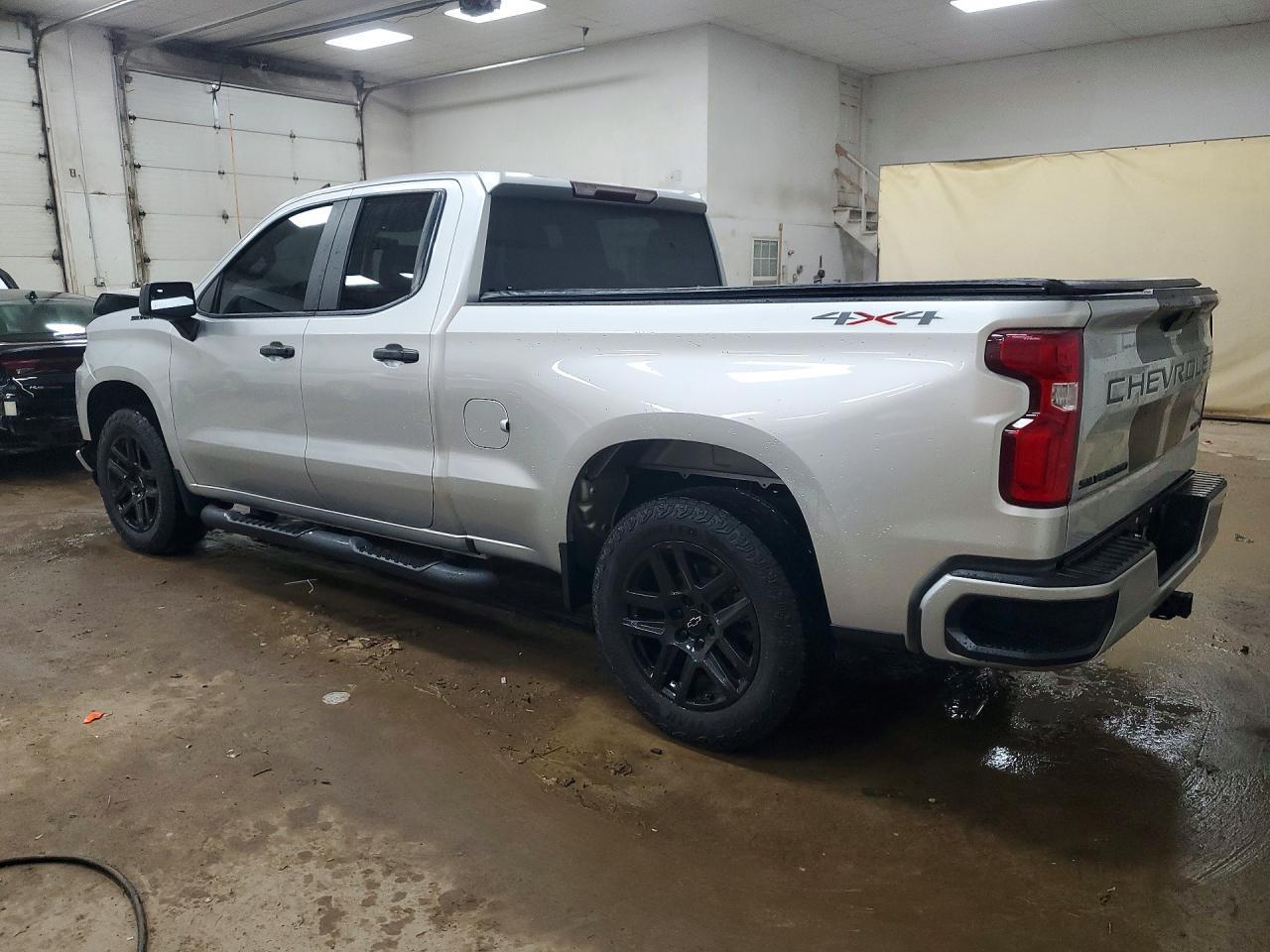 2021 Chevrolet Silverado K1500 Custom - Фото 2