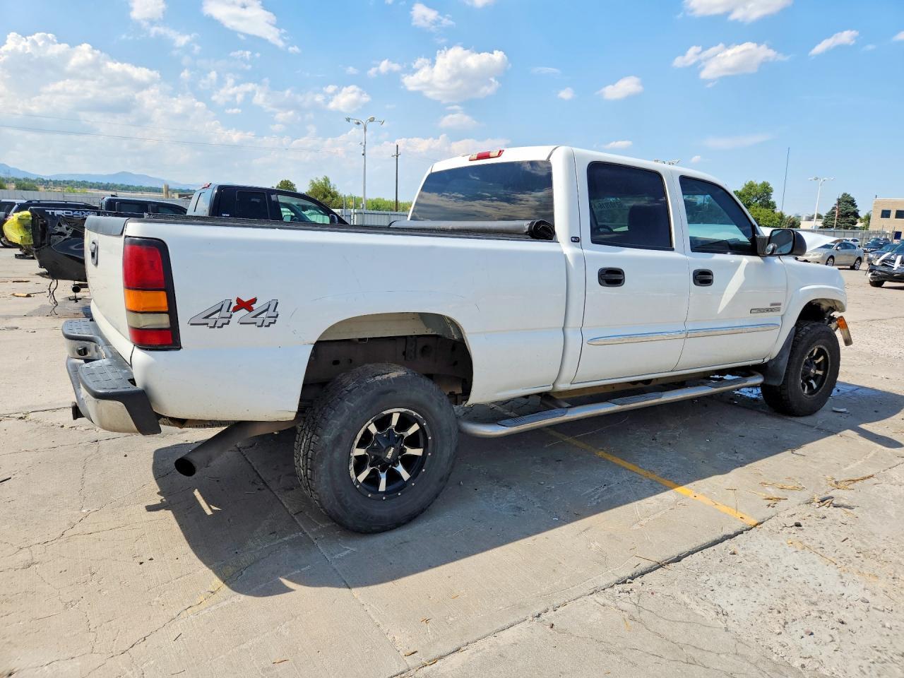 2004 GMC Sierra K2500 Heavy Duty - Image 3