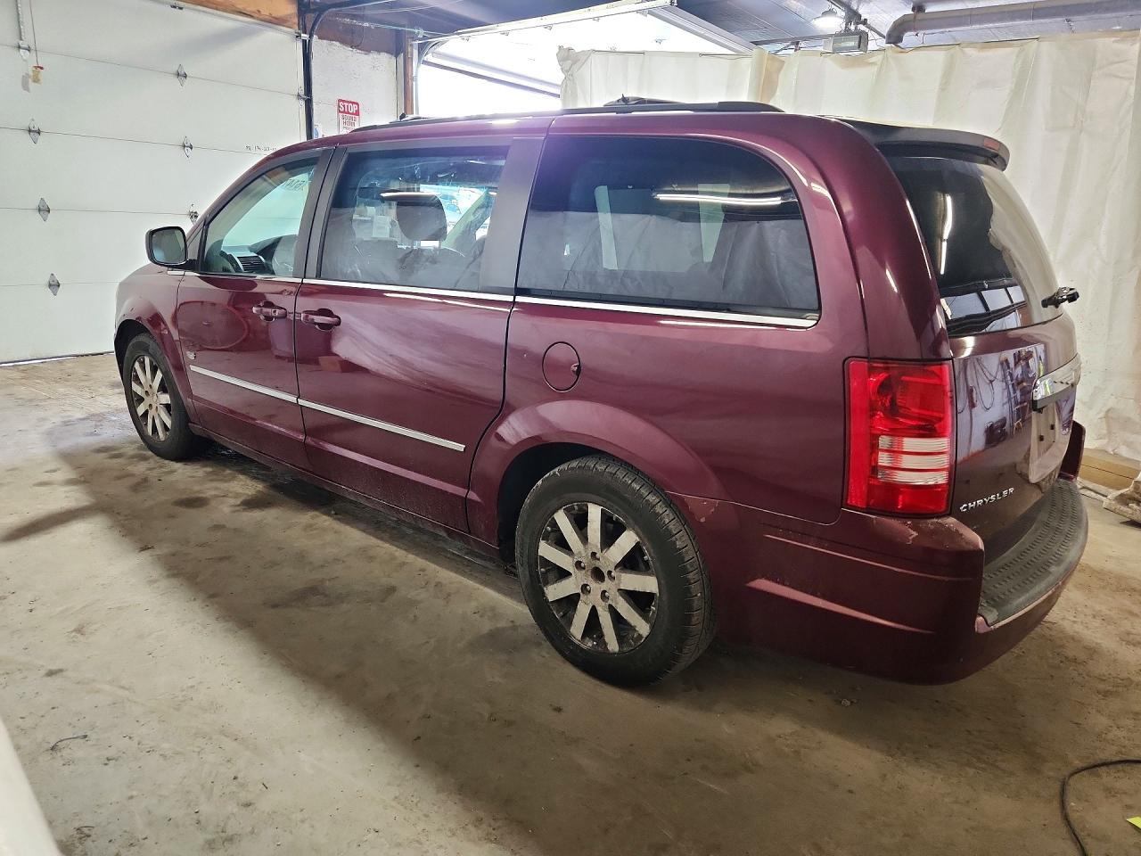 2009 Chrysler Town & Country Touring - Фото 2