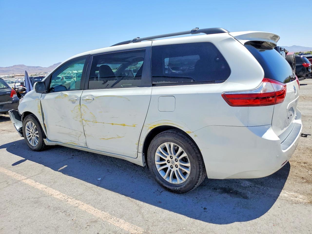 2017 Toyota Sienna Xle 8-Passenger - Фото 2