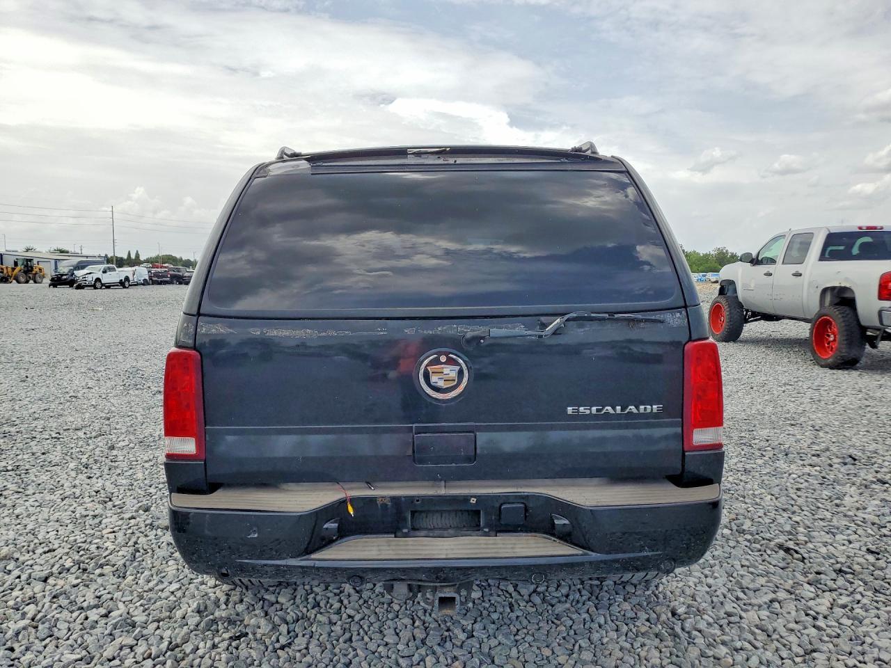 2004 Cadillac Escalade Luxury - Image 6