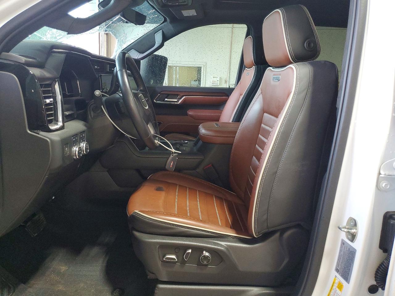 2024 GMC Sierra K3500 Denali Ultimate - Image 7