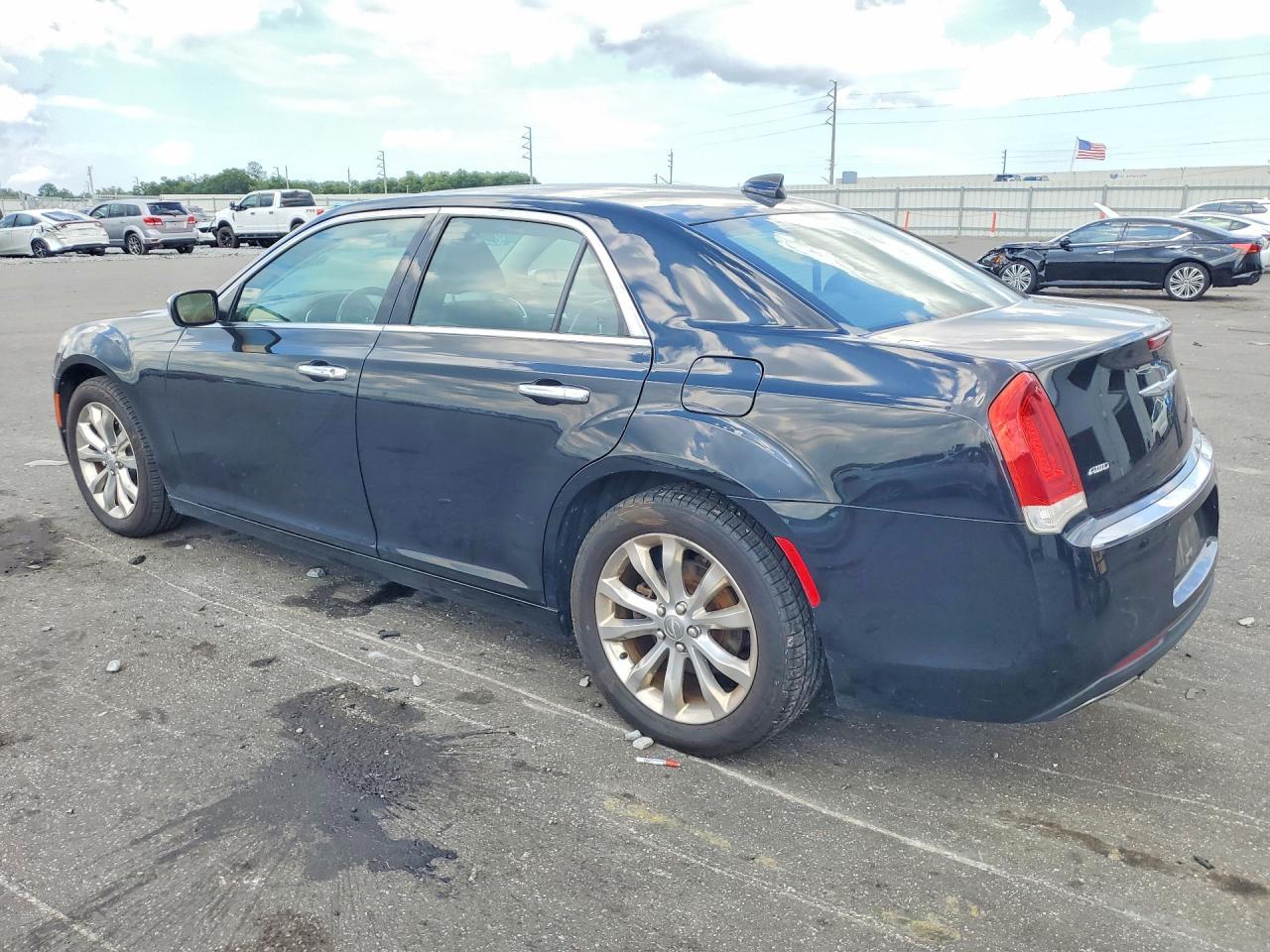 2018 Chrysler 300 Limited - Фото 2