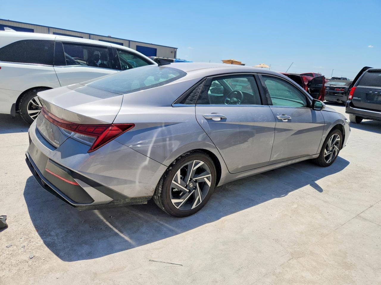 2026 Hyundai Elantra Limited - Фото 3