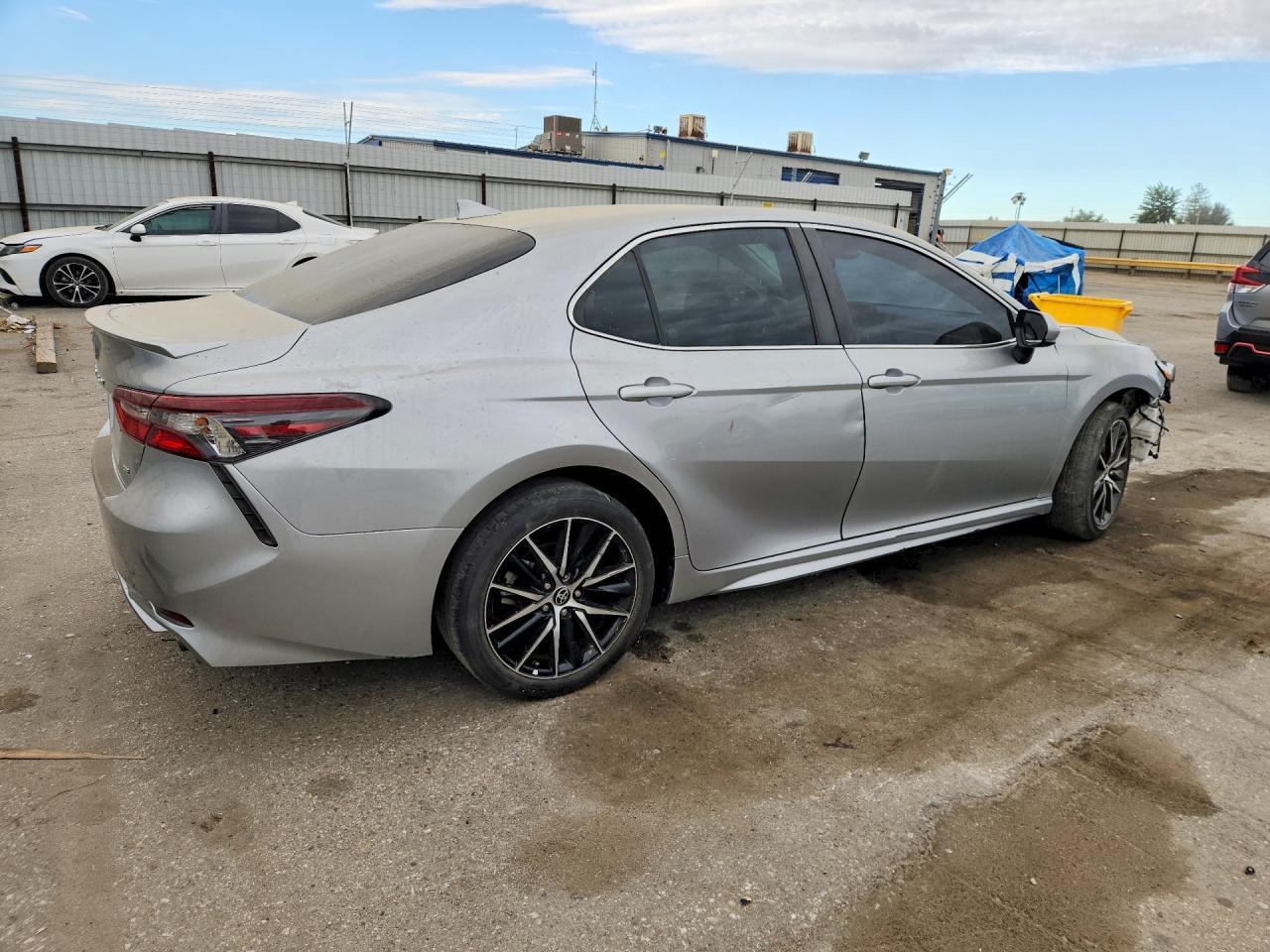 2021 Toyota Camry Se - Фото 3
