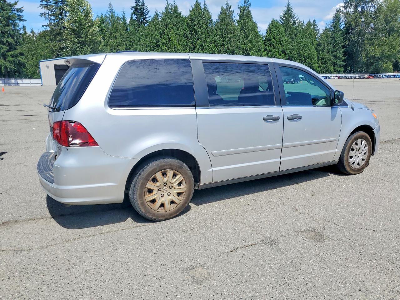 2011 Volkswagen Routan S - Image 3