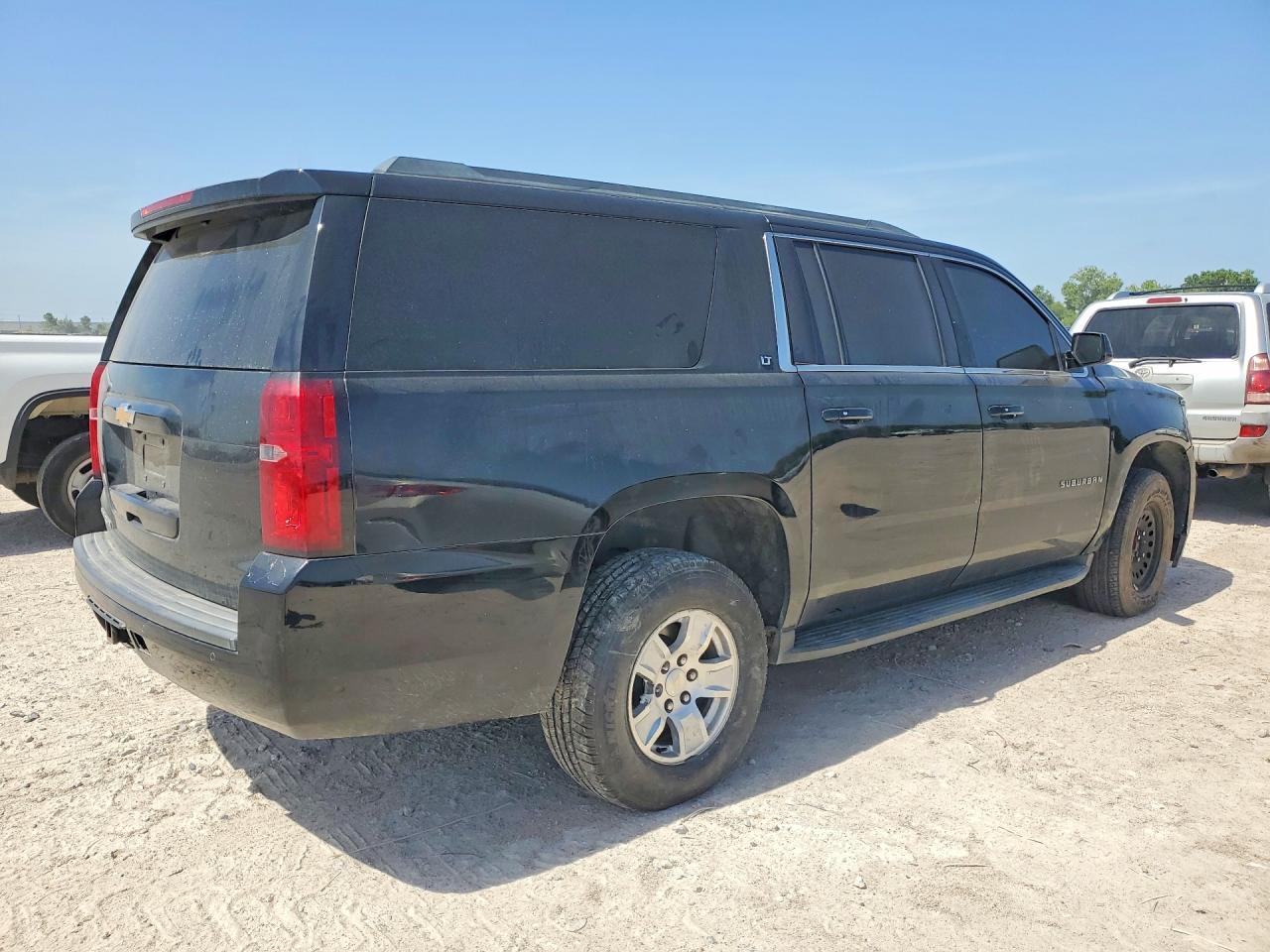 2017 Chevrolet Suburban C1500 Lt - Image 3