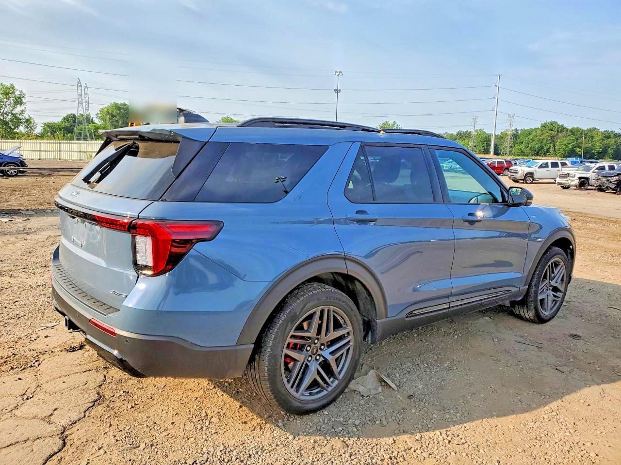2025 Ford Explorer St-Line - Image 3