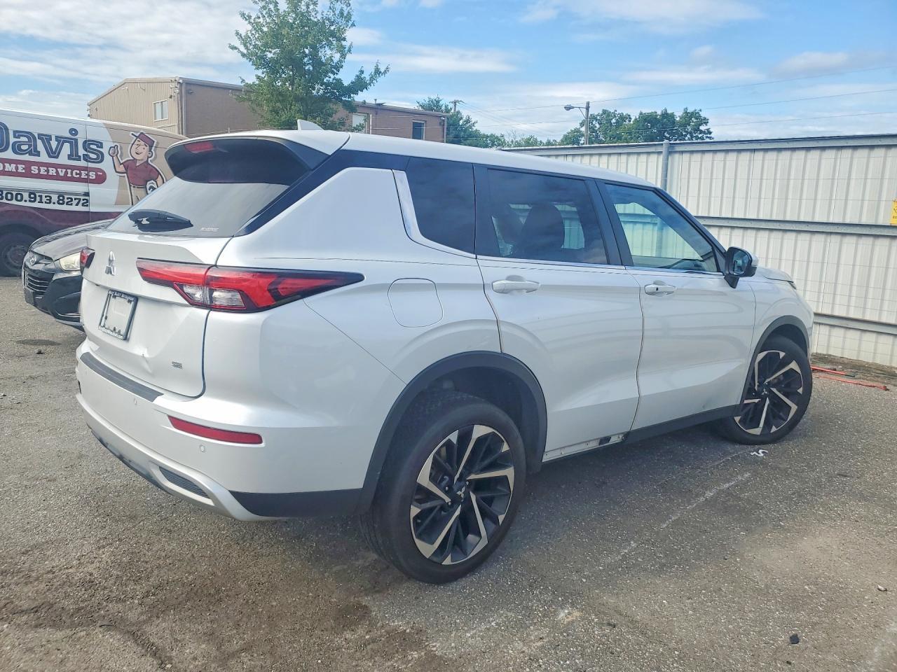 2023 Mitsubishi Outlander Se - Image 3