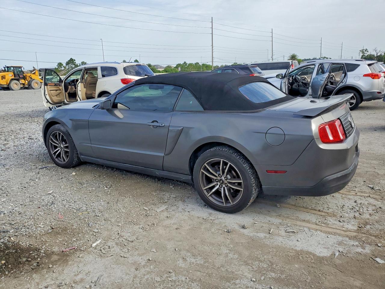 2010 Ford Mustang - Фото 2