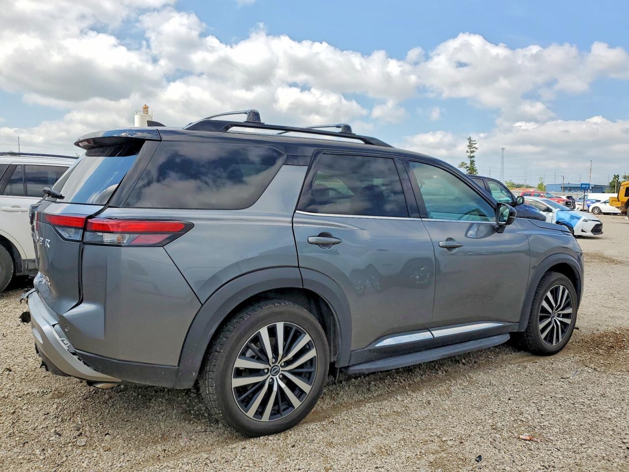 2023 Nissan Pathfinder Platinum - Image 3