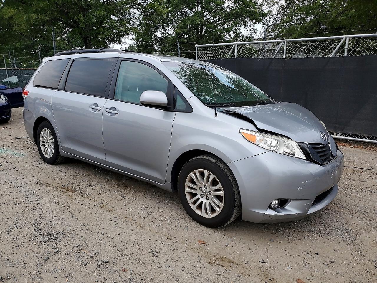 2014 Toyota Sienna Xle 8-Passenger - Image 4
