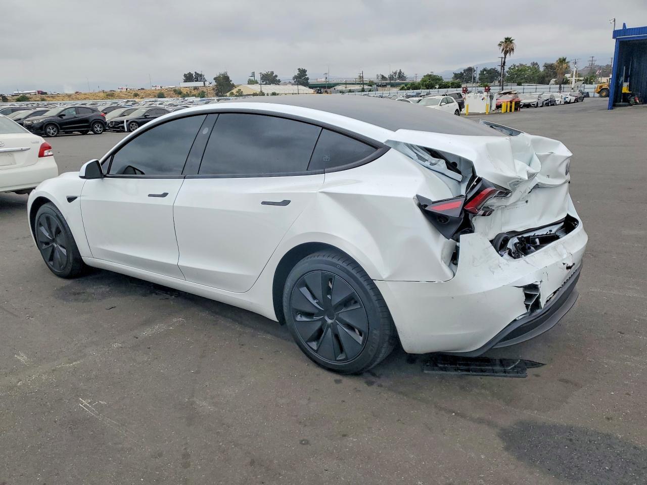 2025 Tesla Model 3 - Фото 2