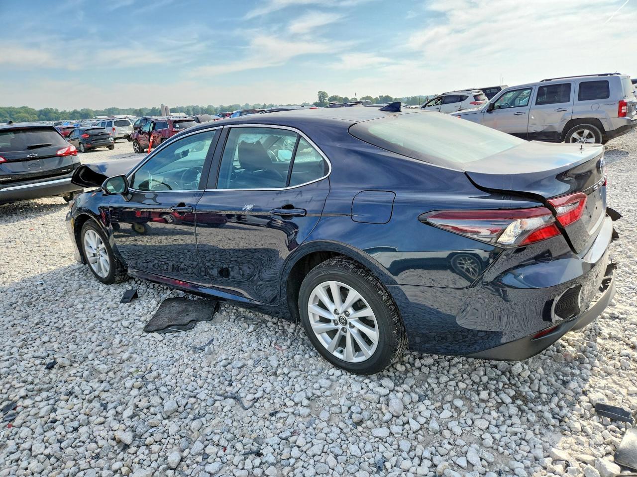 2021 Toyota Camry Le - Фото 2