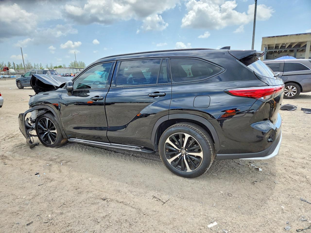 2022 Toyota Highlander Xse - Image 2