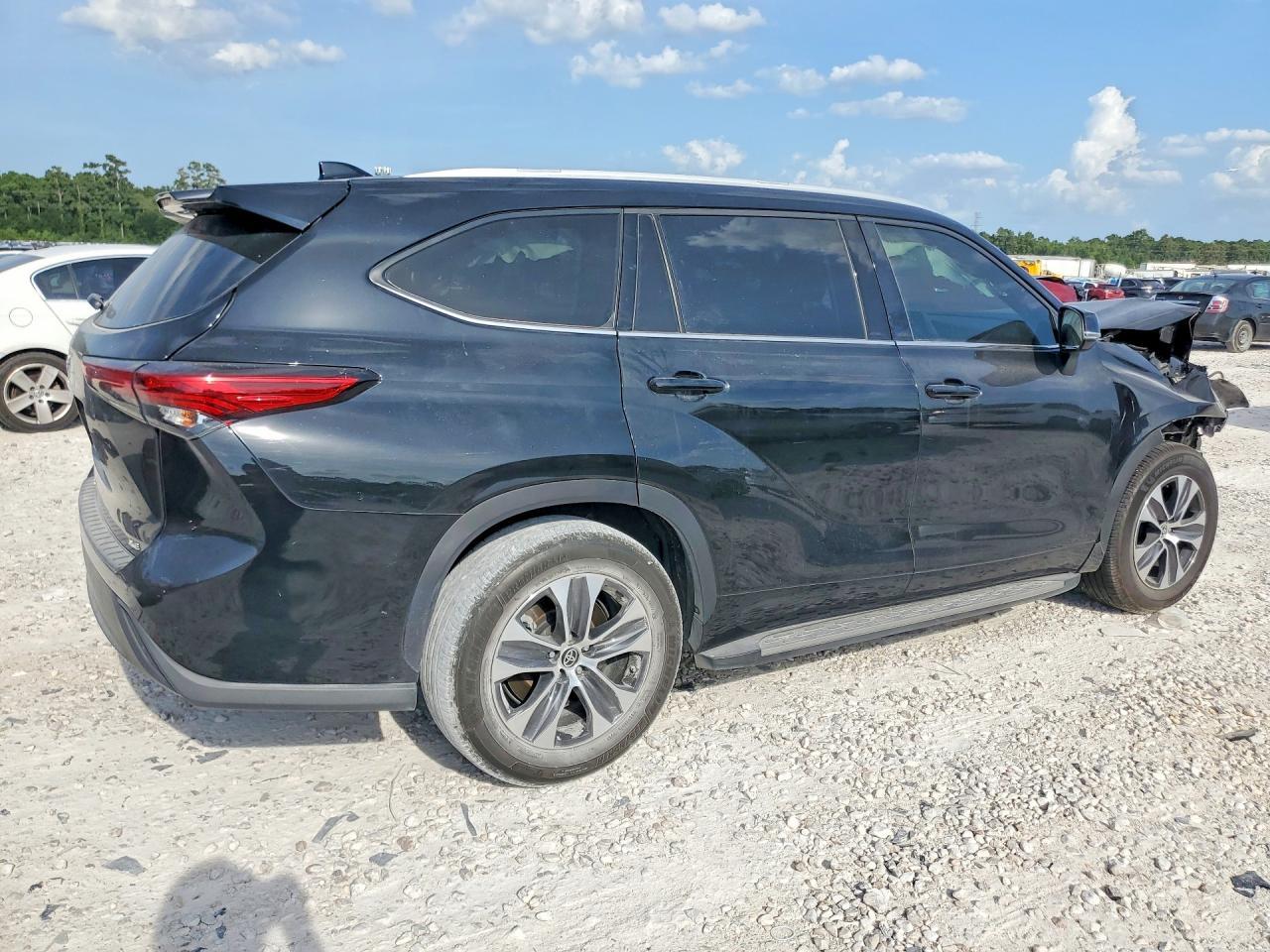 2022 Toyota Highlander Xle - Image 3