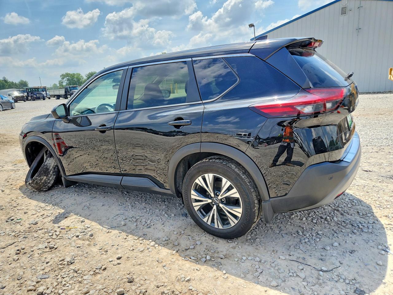 2023 Nissan Rogue Sv - Image 2