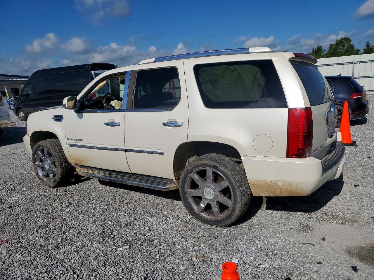 2007 Cadillac Escalade Luxury - Image 2