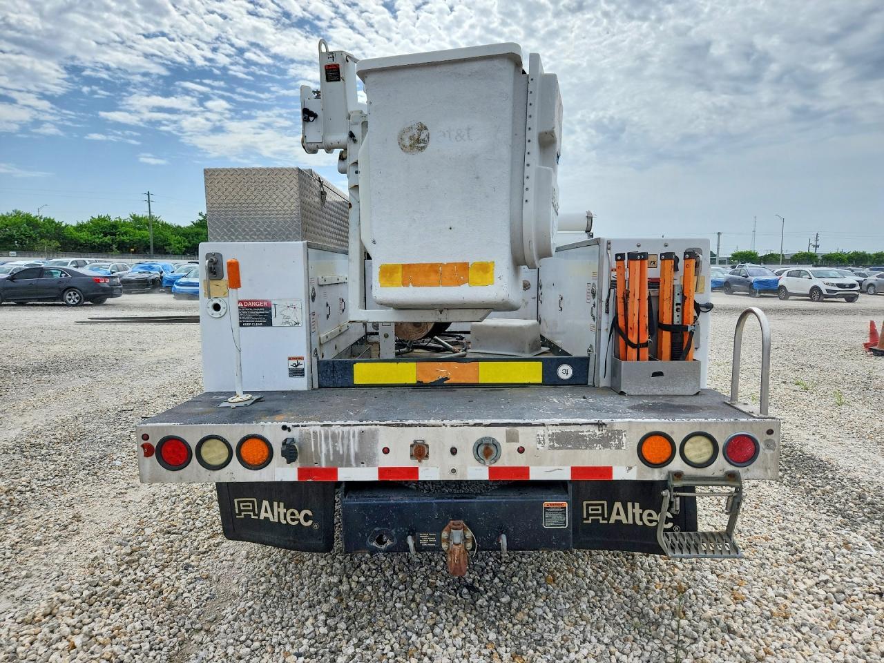 2015 Ford F450 Super Duty Bucket Truck - Image 6