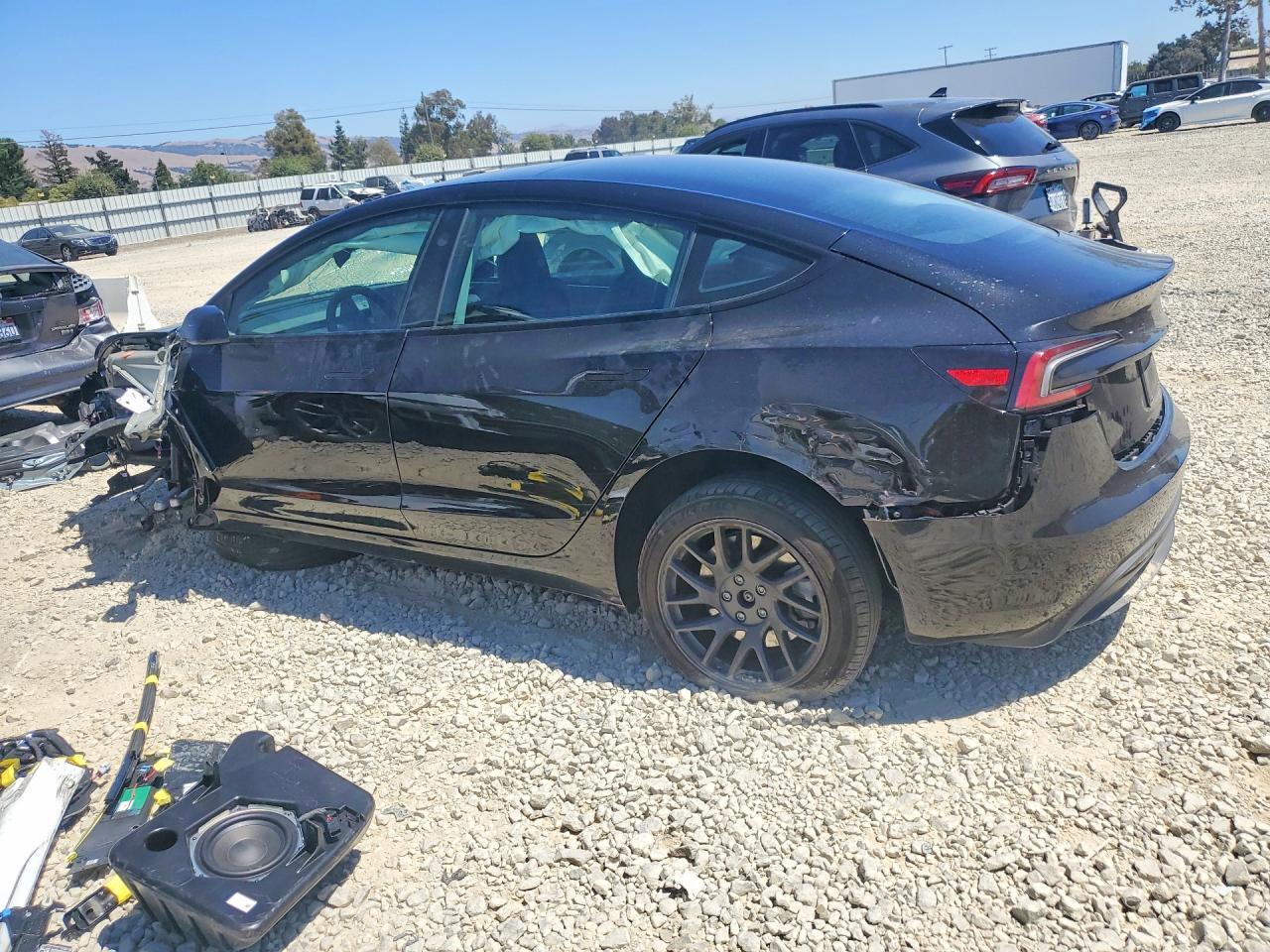 2025 Tesla Model 3 - Фото 2