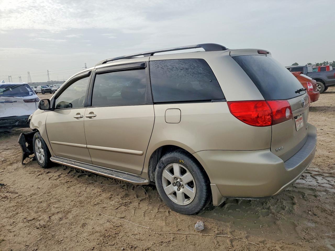 2008 Toyota Sienna Le 8-Passenger - Фото 2