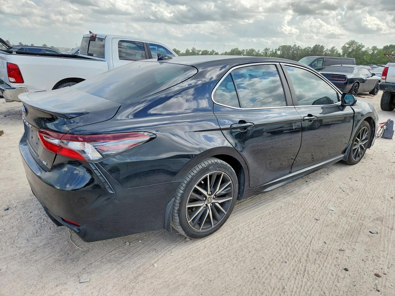 2021 Toyota Camry Se - Фото 3