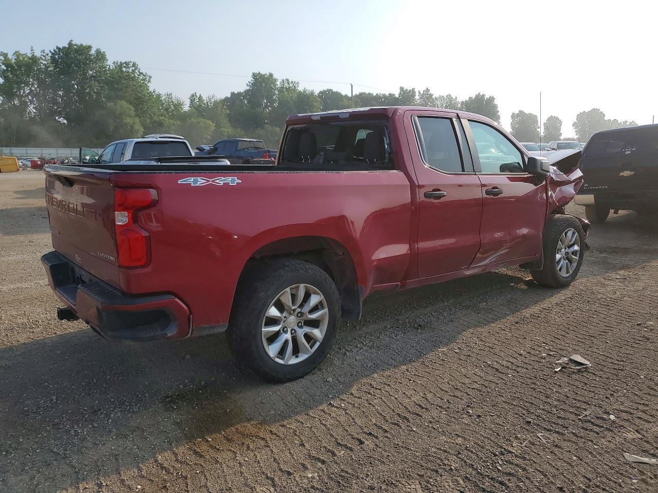2019 Chevrolet Silverado K1500 Custom - Фото 3