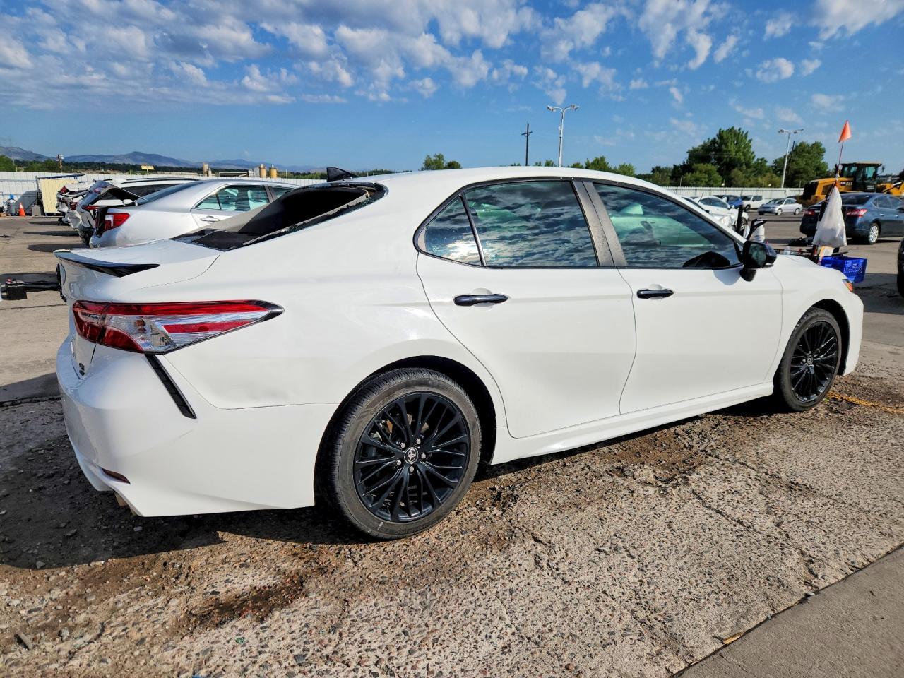 2020 Toyota Camry Se Nightshade - Фото 3