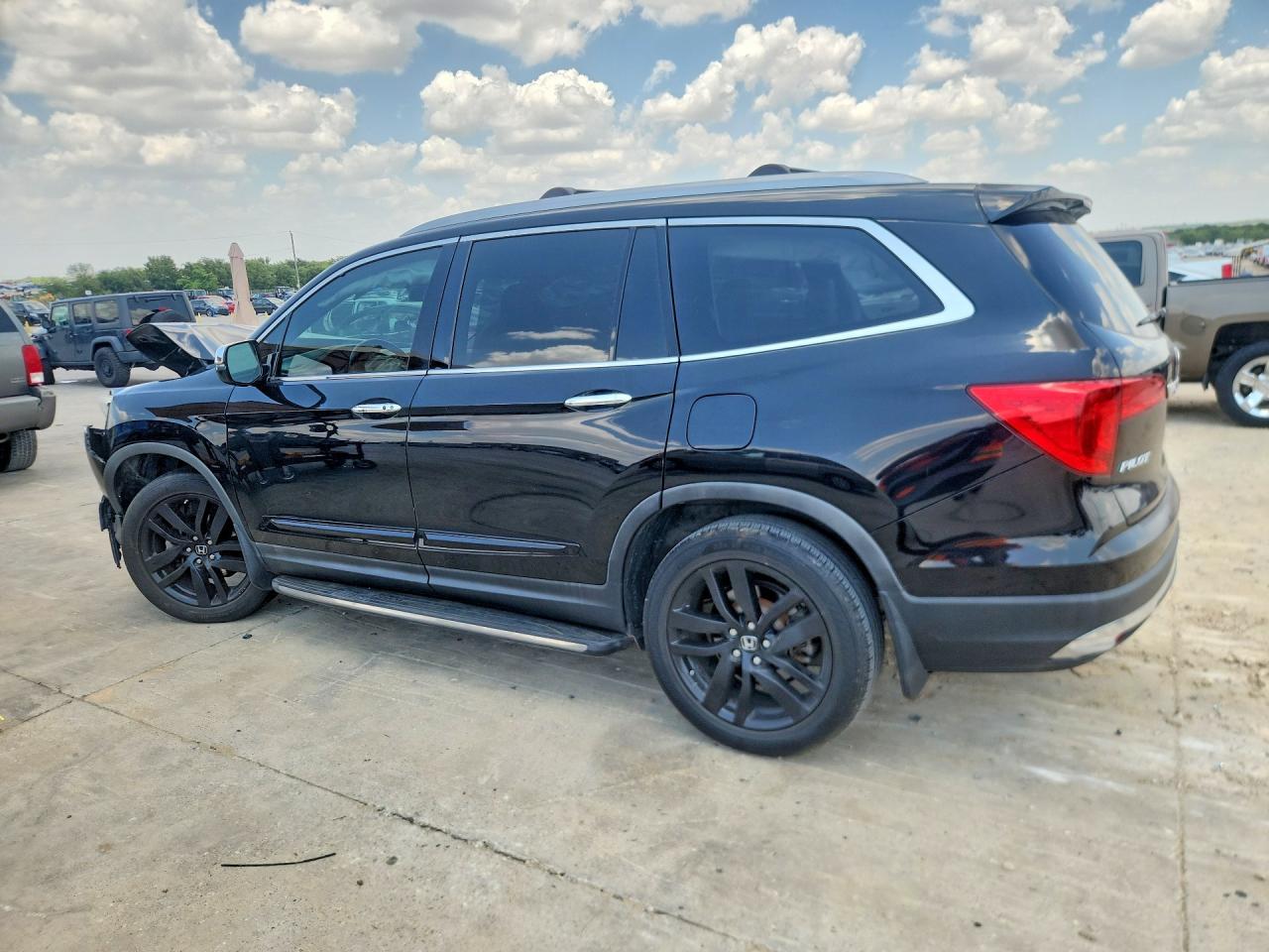 2017 Honda Pilot Elite - Image 2