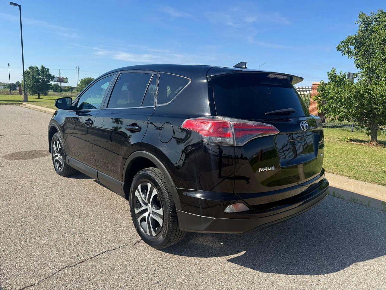 2018 Toyota Rav4 Le - Image 3