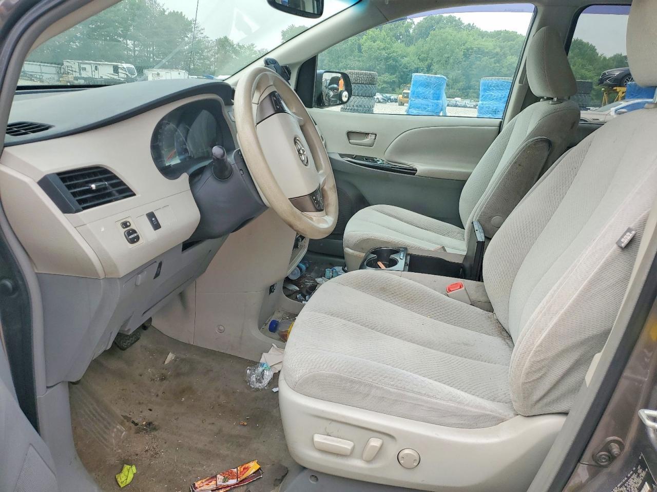 2011 Toyota Sienna Le - Фото 7