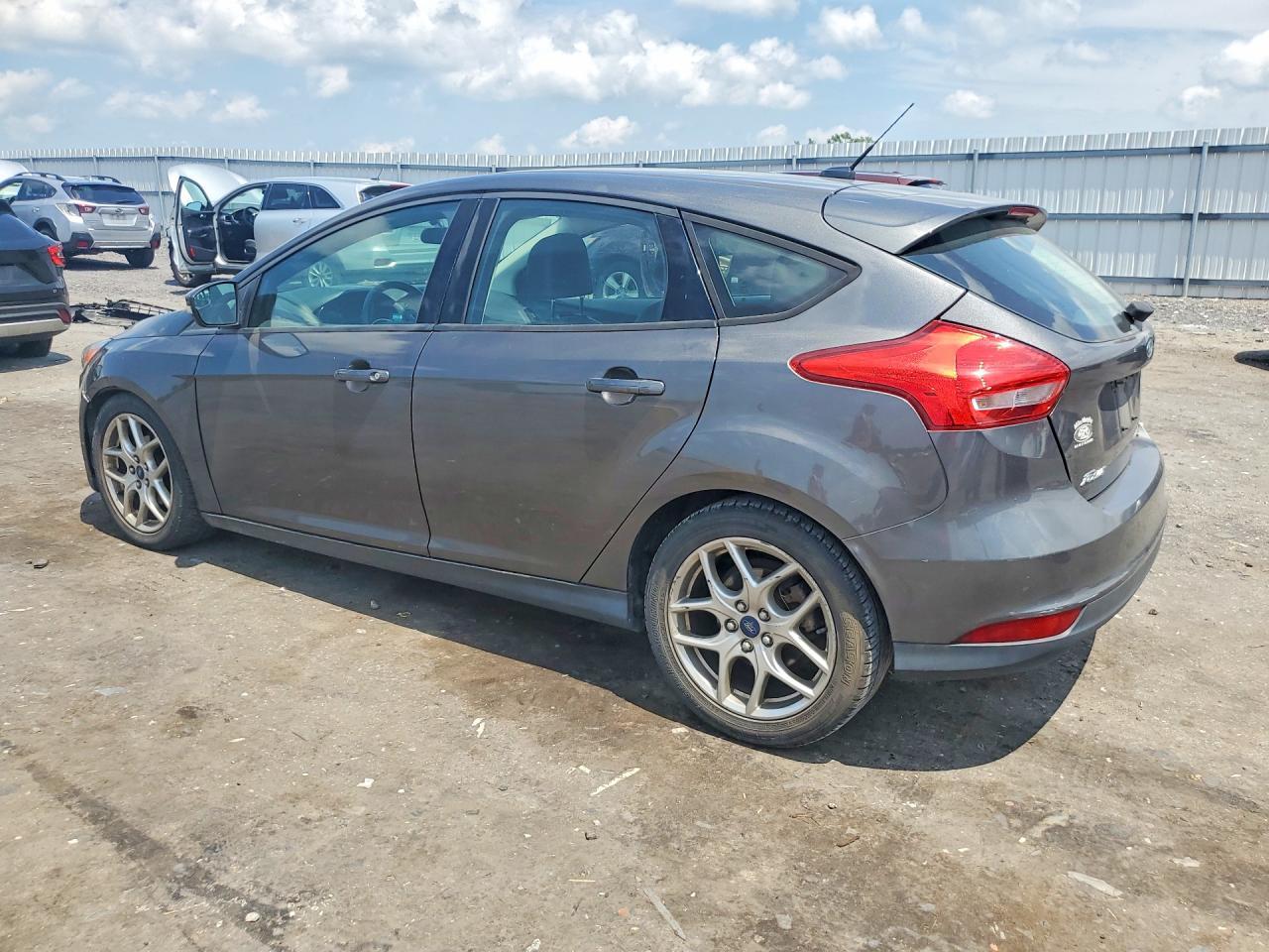2015 Ford Focus Se - Image 2