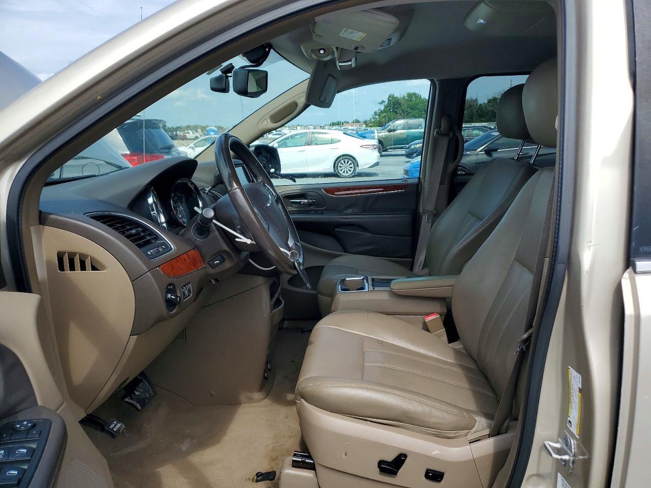 2013 Chrysler Town & Country Touring L - Фото 7