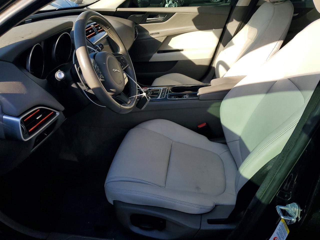2017 Jaguar Xe Premium - Image 7