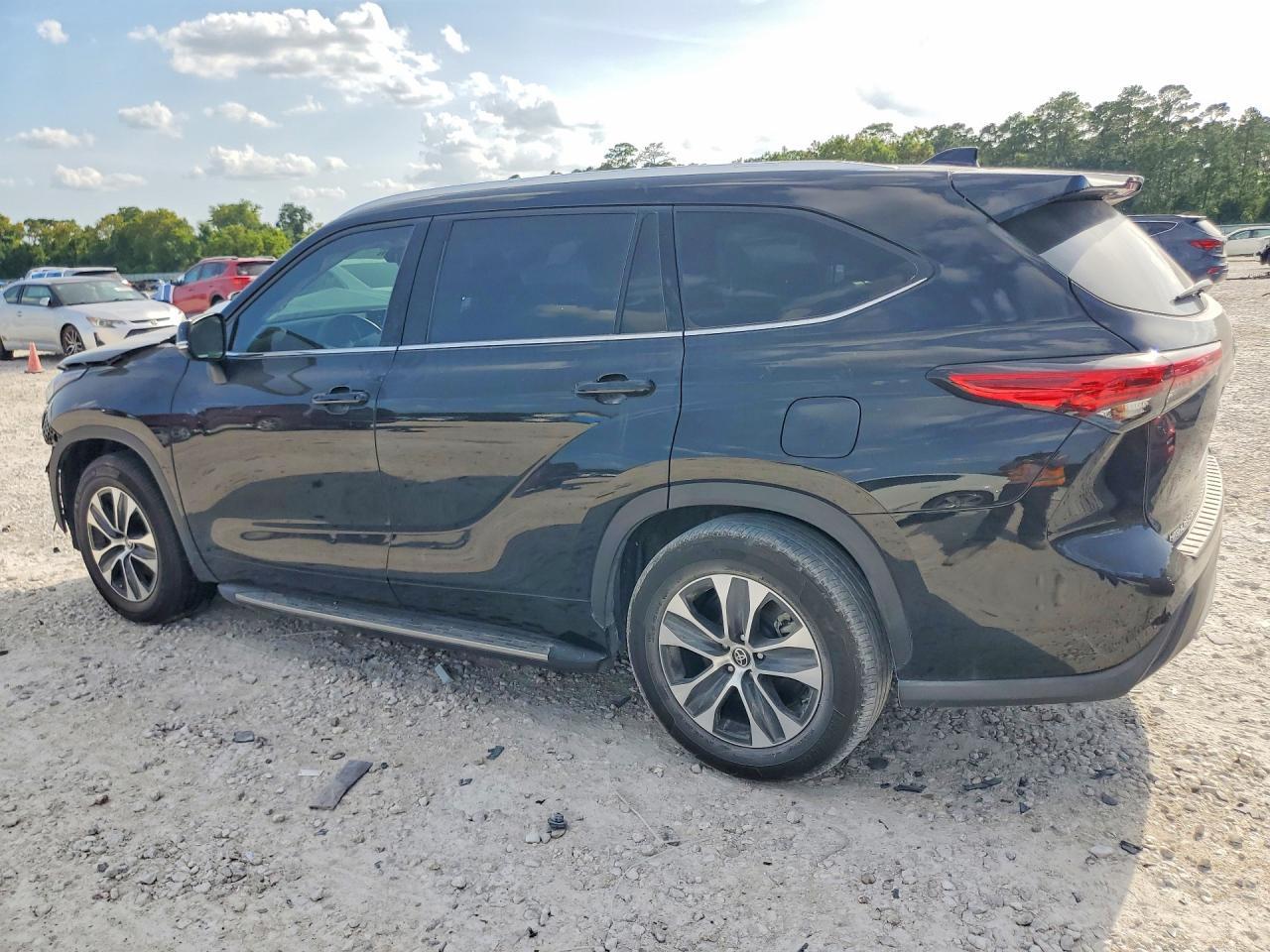 2022 Toyota Highlander Xle - Image 2
