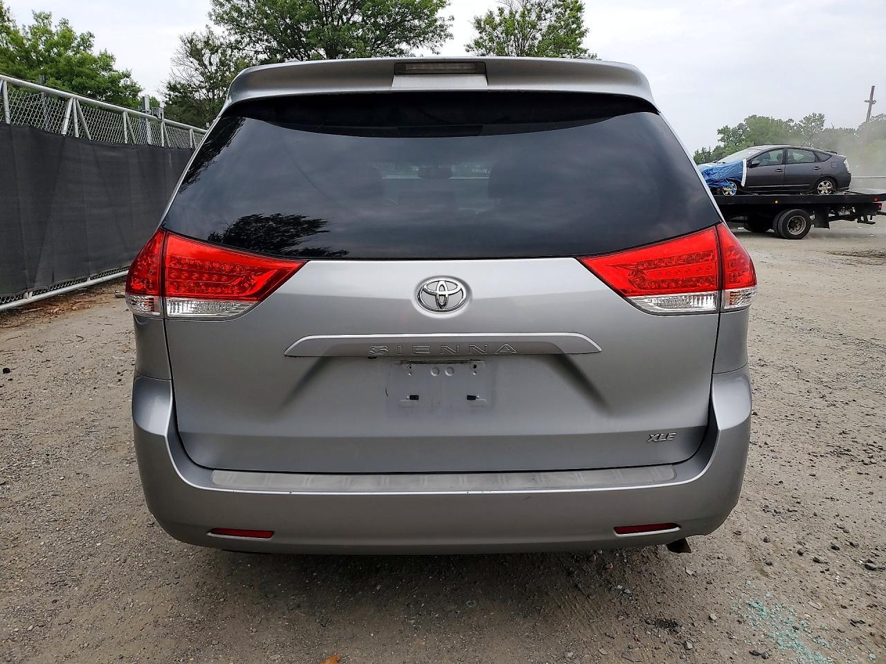 2014 Toyota Sienna Xle 8-Passenger - Image 6