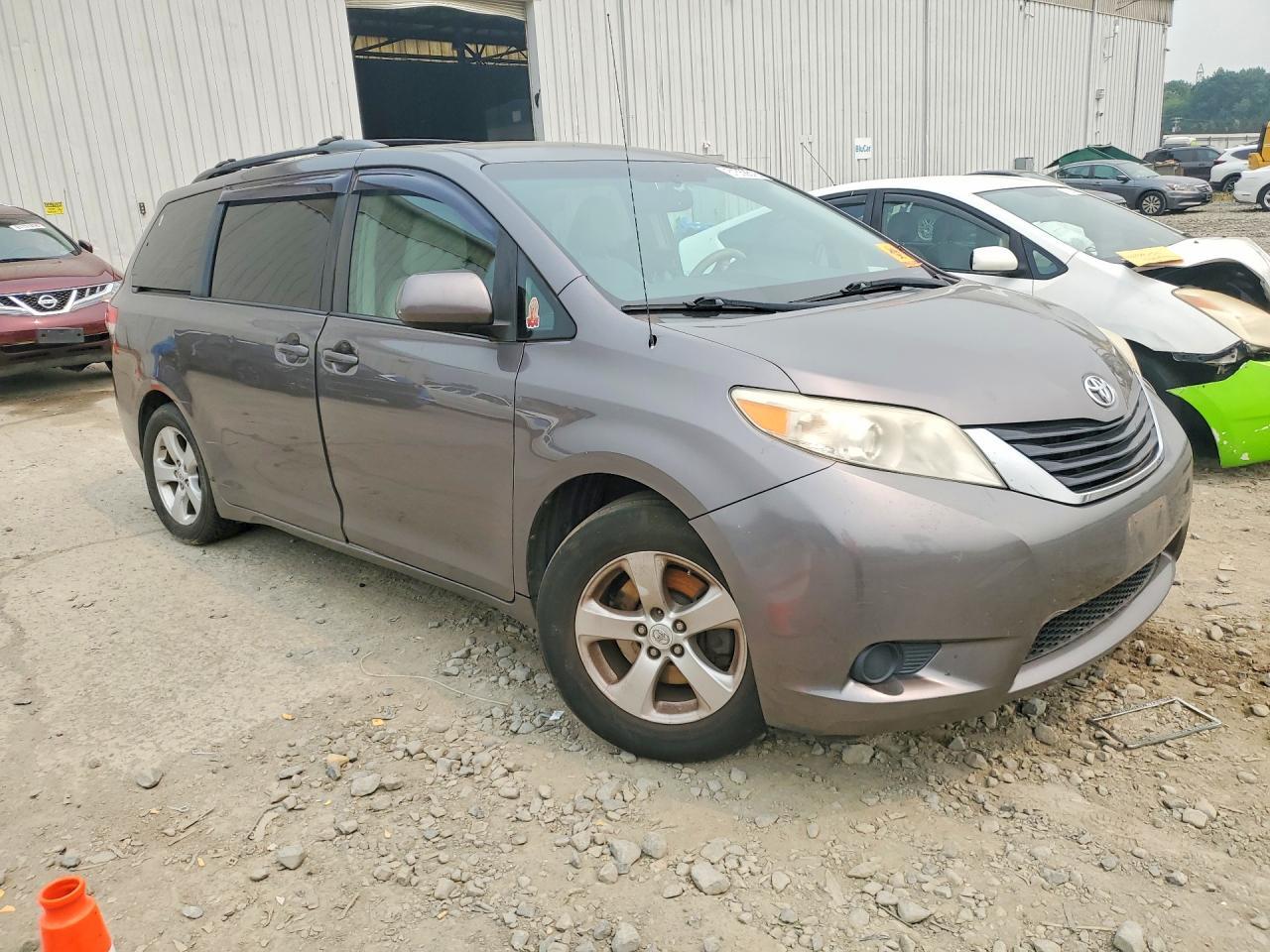 2011 Toyota Sienna Le - Фото 4