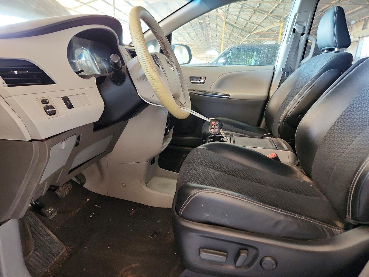 2013 Toyota Sienna Sport - Фото 7