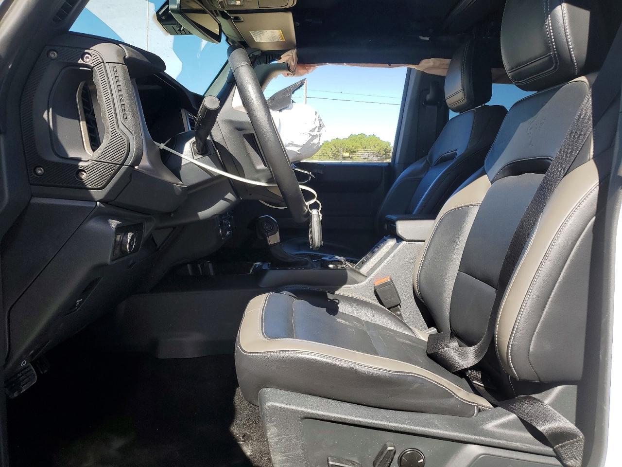 2025 Ford Bronco Outer Banks - Image 7