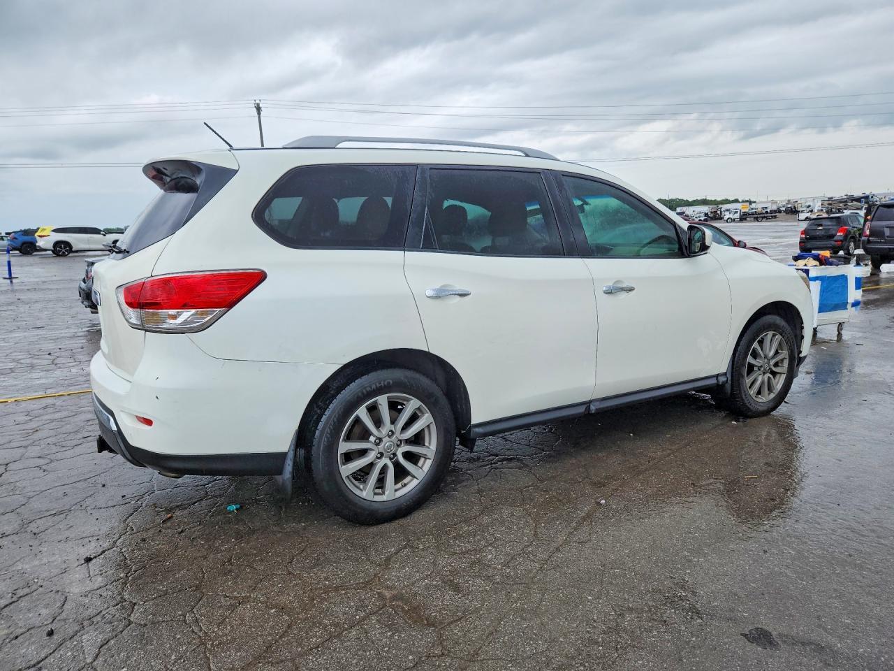 2016 Nissan Pathfinder S - Image 3