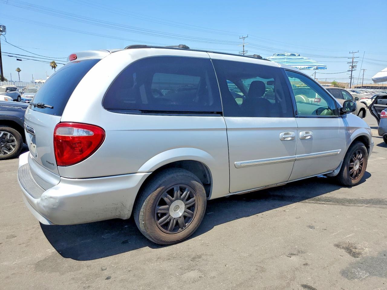 2007 Chrysler Town & Country Touring - Image 3