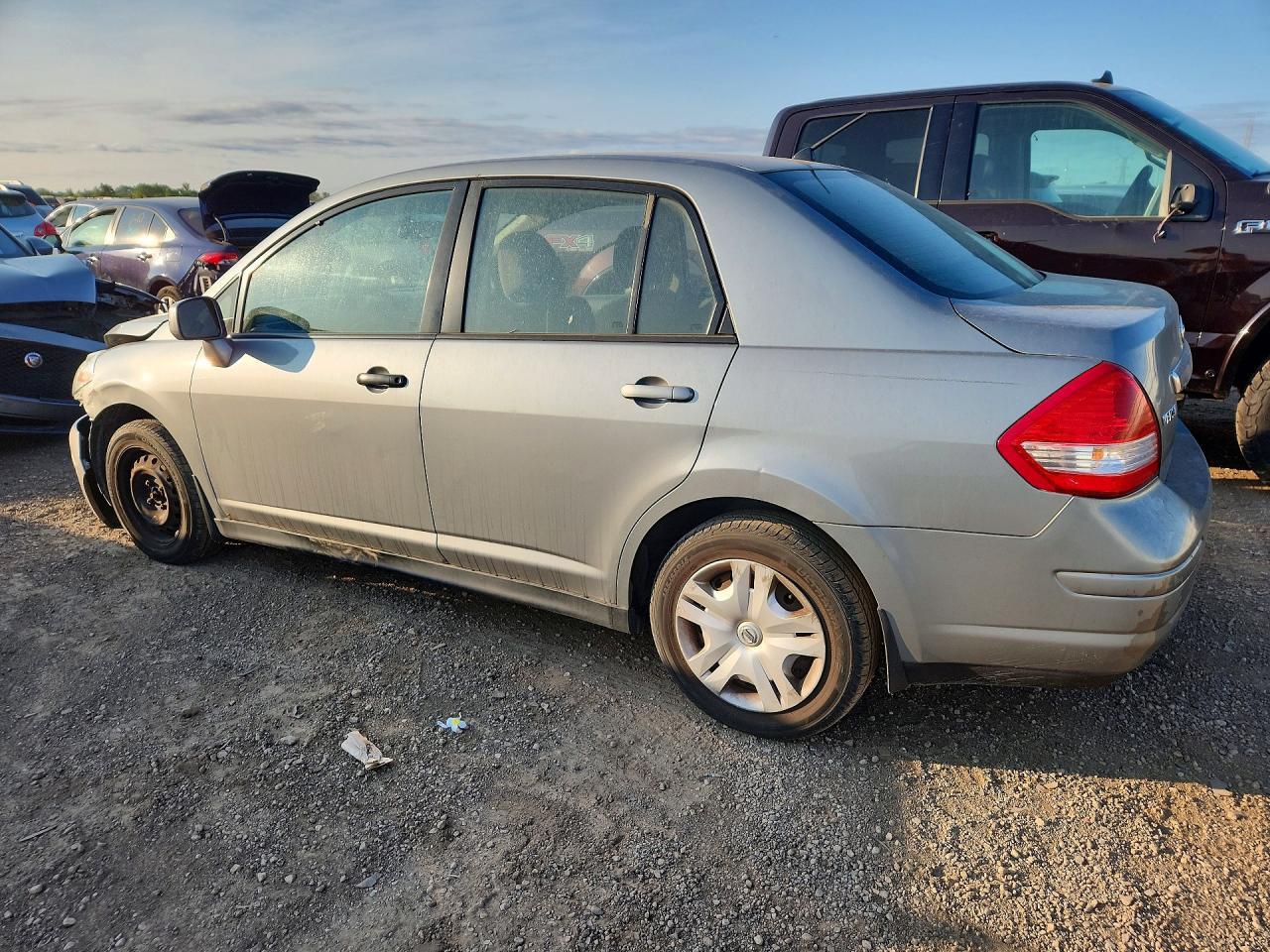 2010 Nissan Versa 1.8 S - Image 2