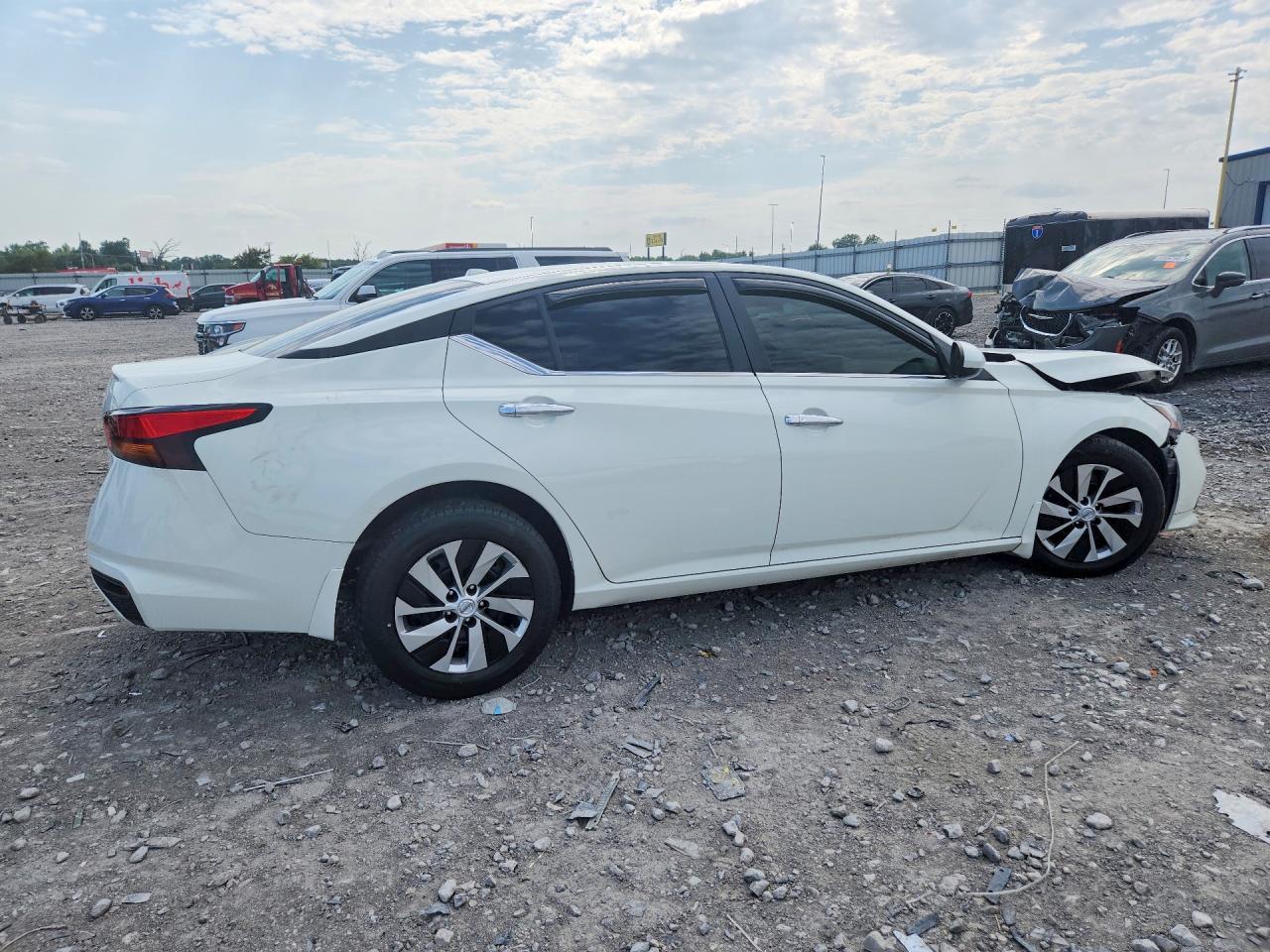 2020 Nissan Altima S - Фото 3