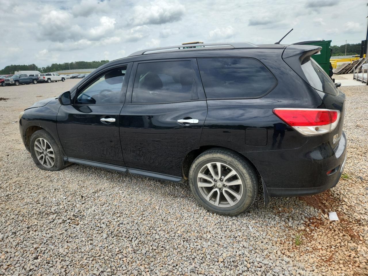 2015 Nissan Pathfinder S - Image 2