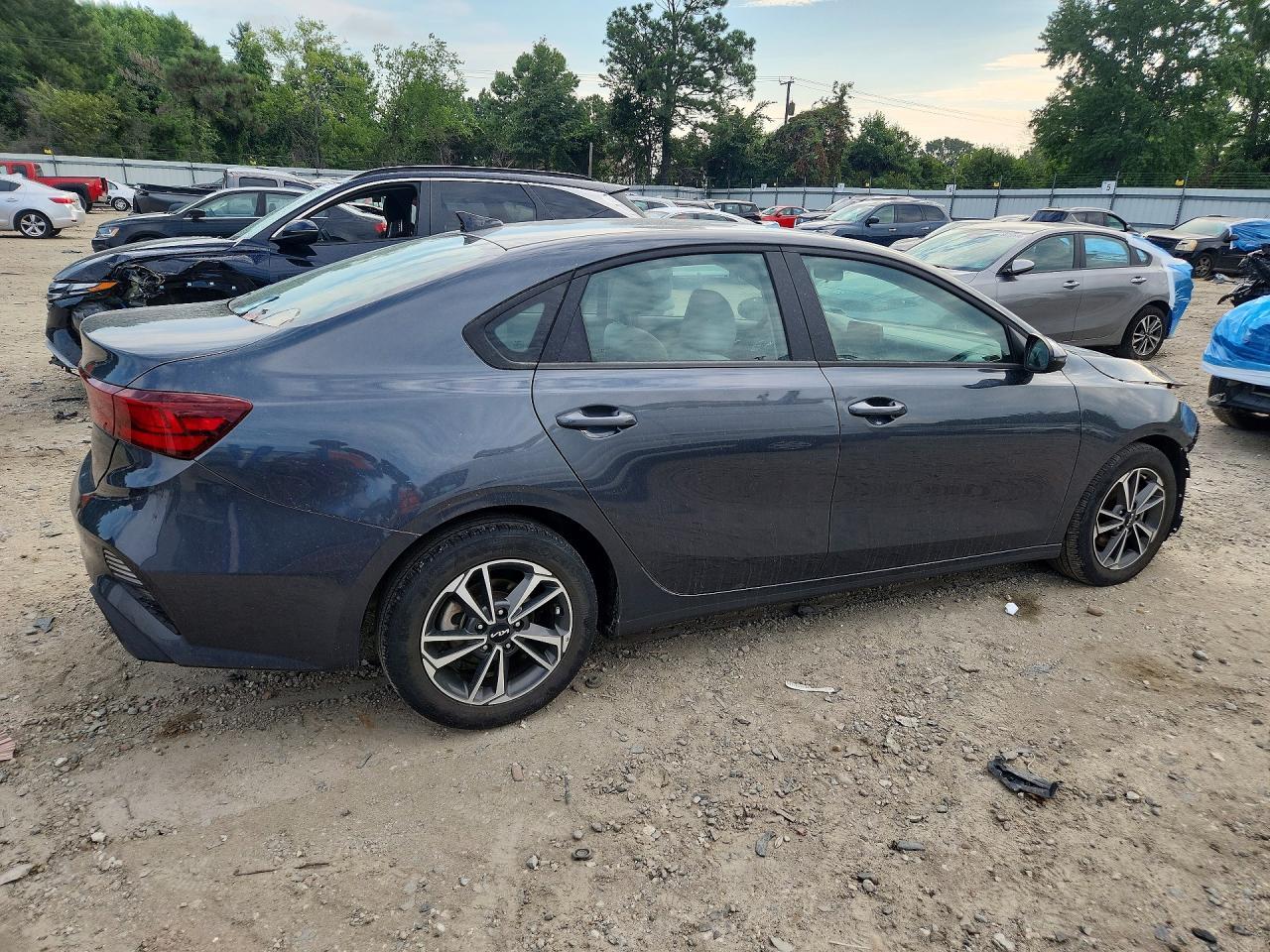 2023 Kia Forte Lxs - Image 3