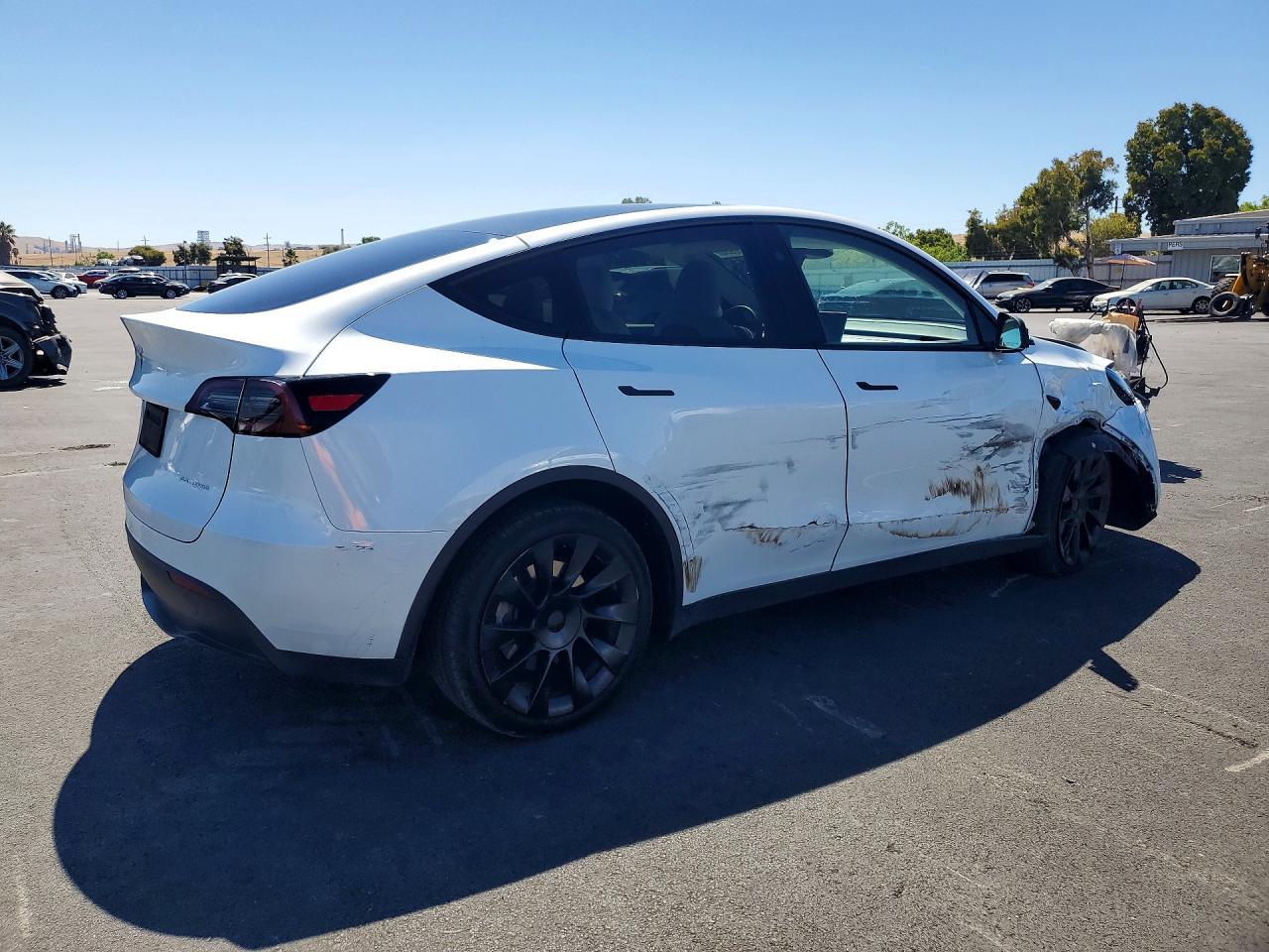 2025 Tesla Model Y - Image 3