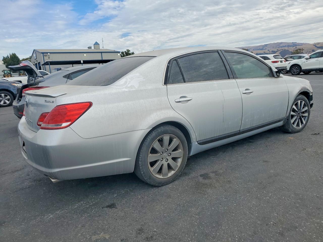 2005 Toyota Avalon Touring - Image 3