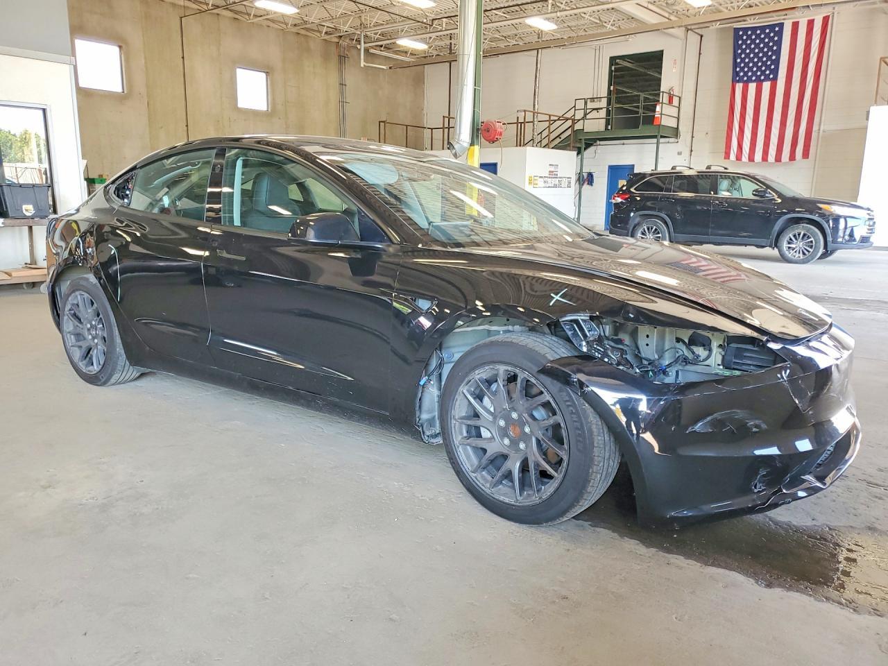 2025 Tesla Model 3 - Фото 4