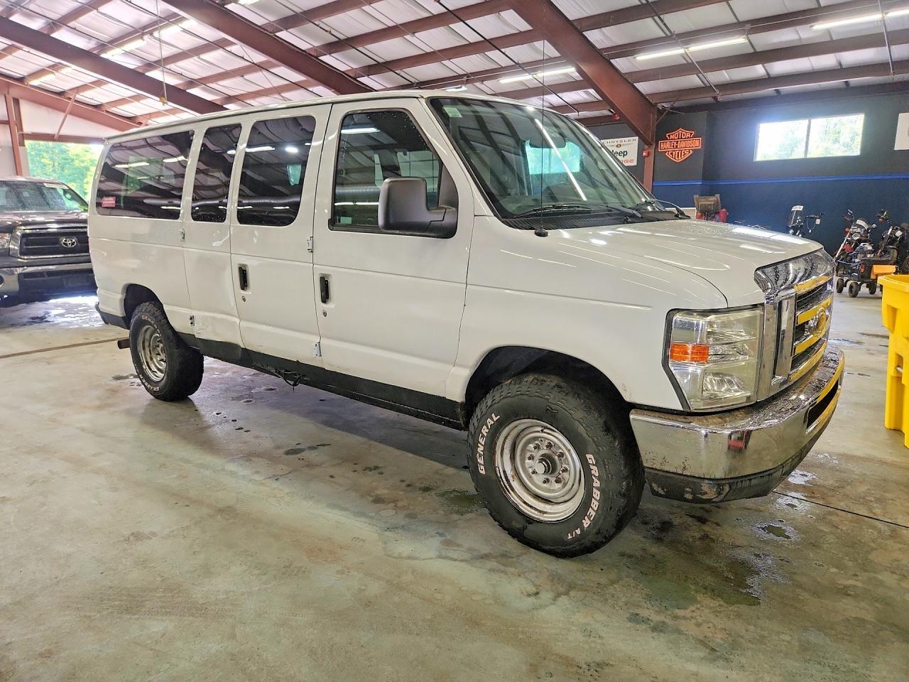 2011 Ford Econoline E350 Super Duty Wagon - Фото 4