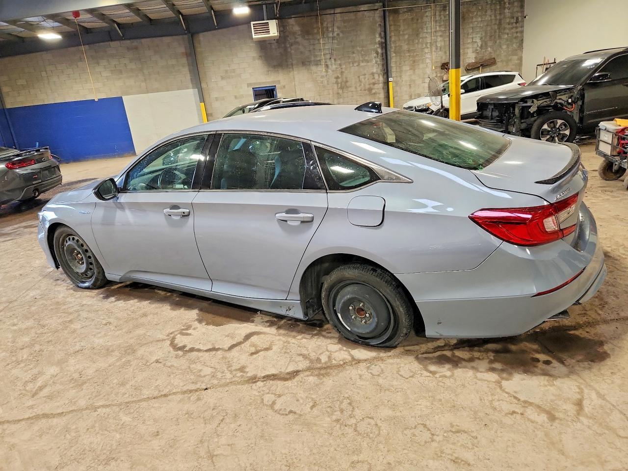 2022 Honda Accord Hybrid Sport - Image 2